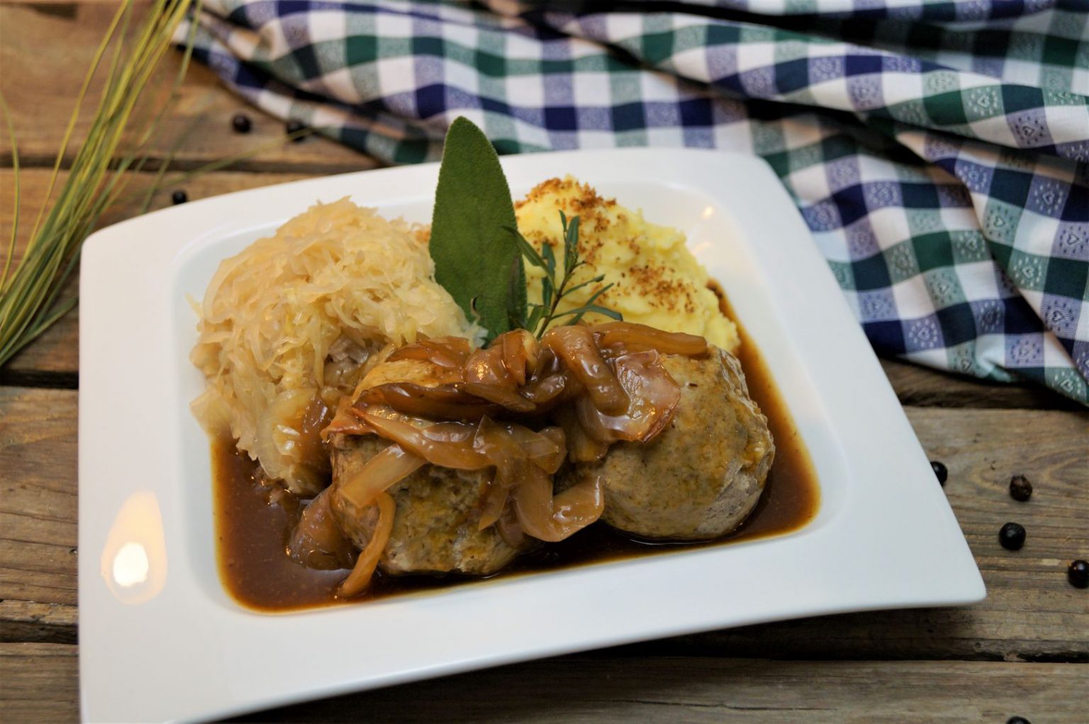 Leberknödel | Zwiebelsoße | Wein-Sauerkraut | Kartoffelstampf | Küchedaheim